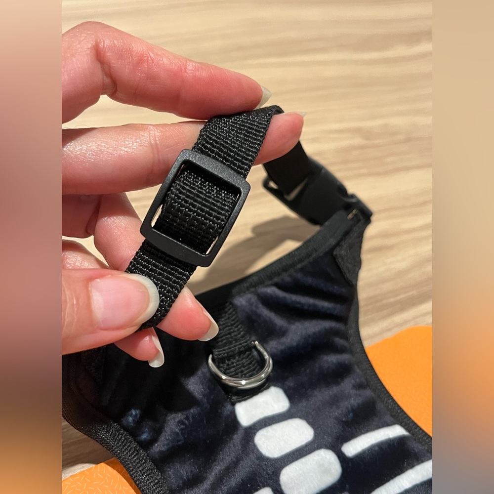 Halloween skeleton dog harness. Soft plush. Adjustable strap, black & white. S - Picture 5 of 9